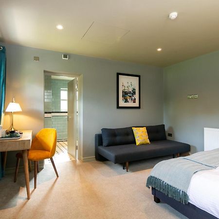 The Cowdray Arms Bed & Breakfast Worth  Bagian luar foto