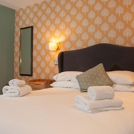 The Cowdray Arms Bed & Breakfast Worth  Bagian luar foto