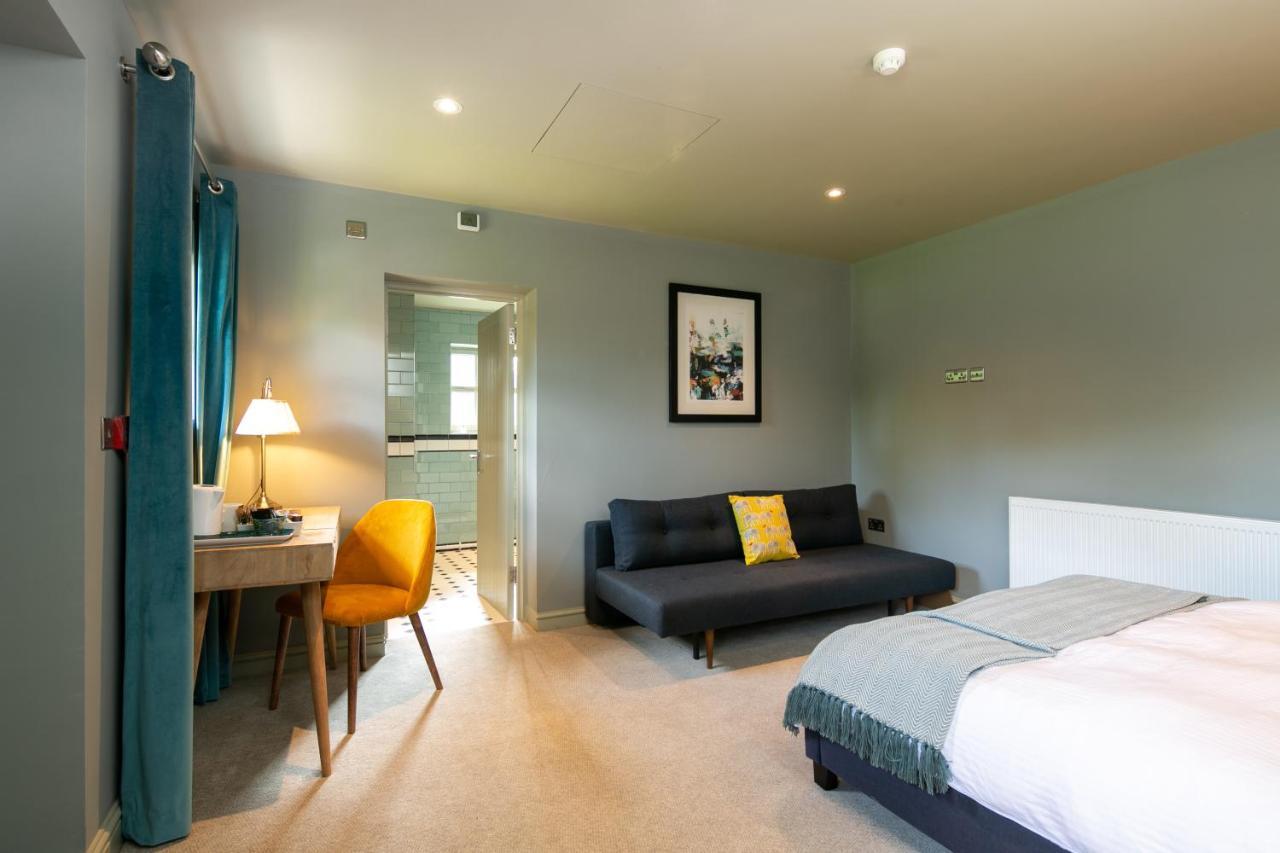 The Cowdray Arms Bed & Breakfast Worth  Bagian luar foto