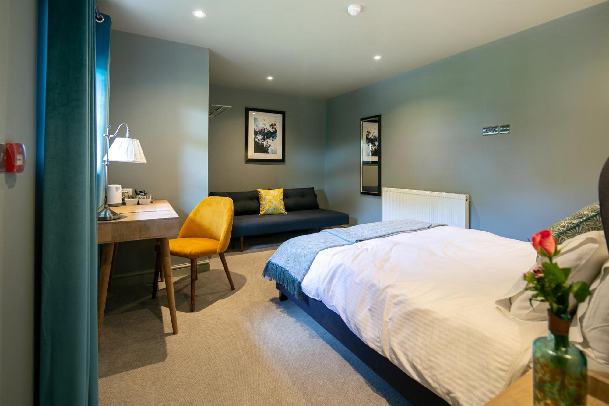 The Cowdray Arms Bed & Breakfast Worth  Bagian luar foto
