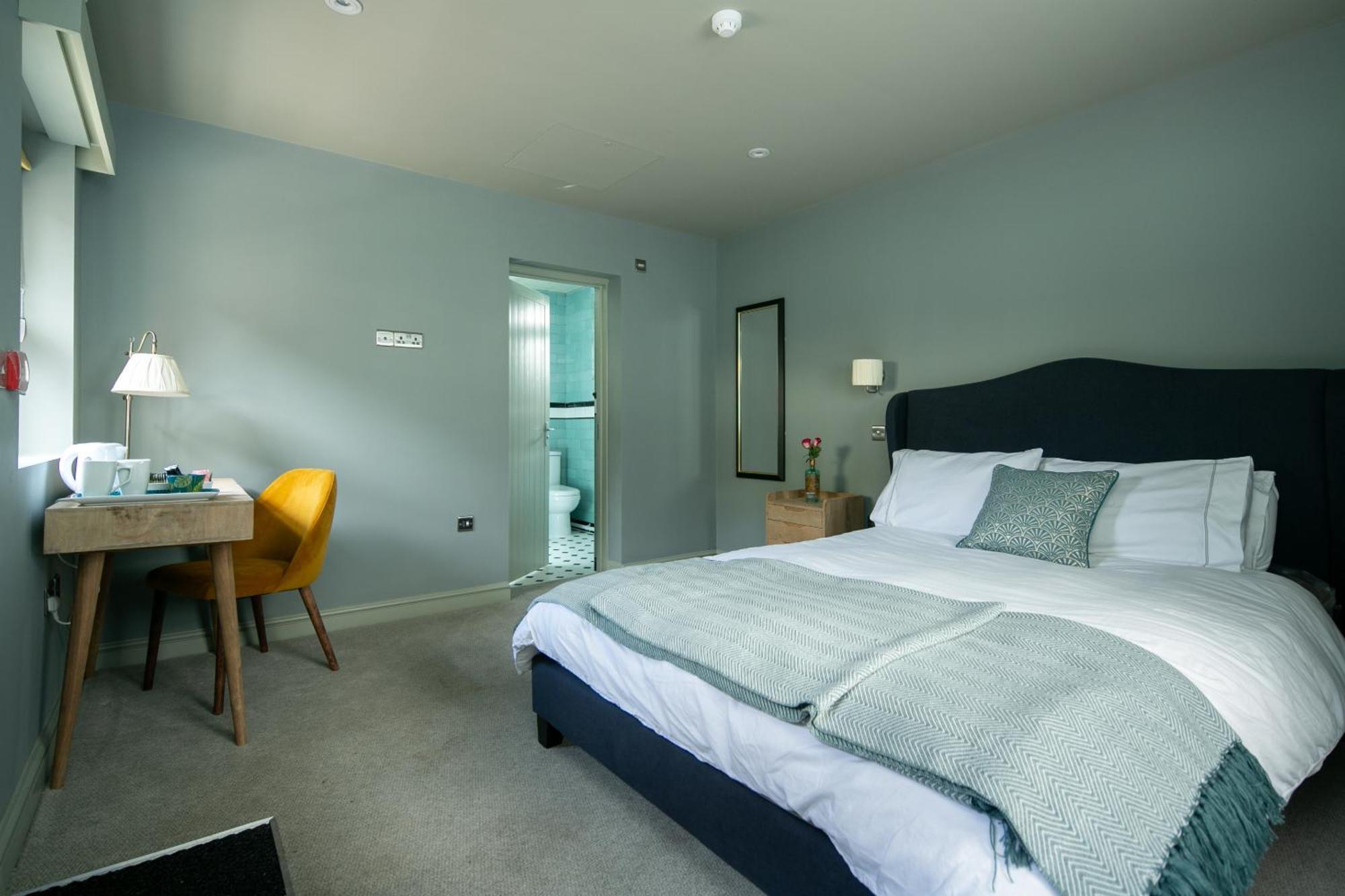 The Cowdray Arms Bed & Breakfast Worth  Bagian luar foto