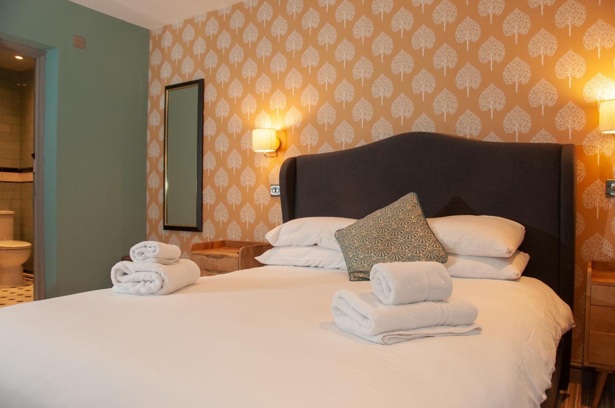 The Cowdray Arms Bed & Breakfast Worth  Bagian luar foto