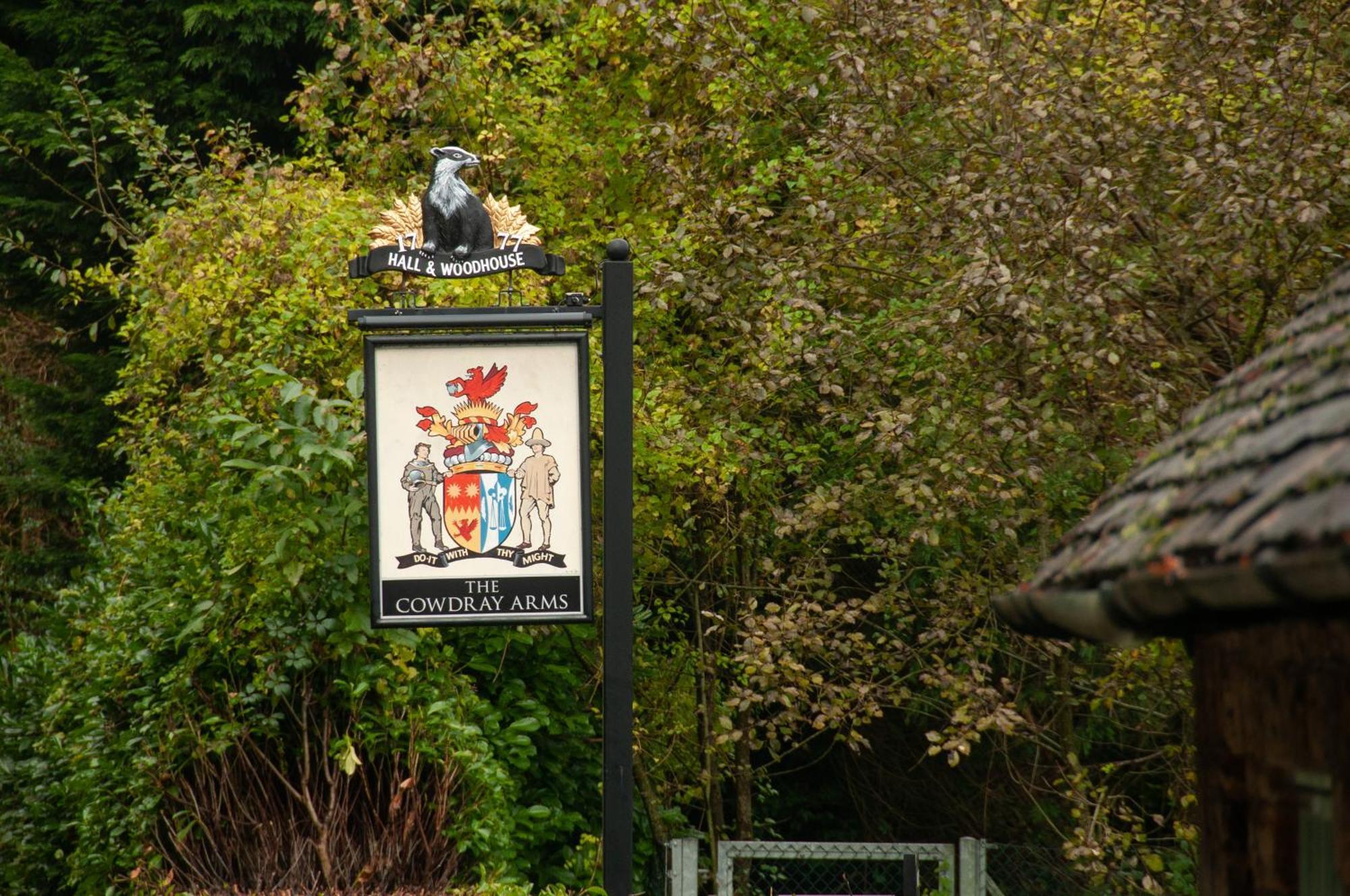 The Cowdray Arms Bed & Breakfast Worth  Bagian luar foto