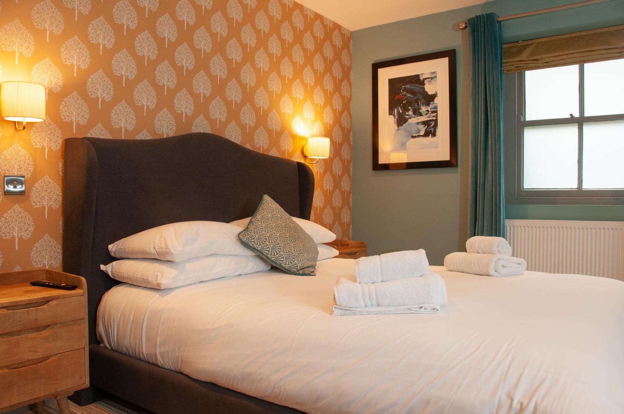 The Cowdray Arms Bed & Breakfast Worth  Bagian luar foto