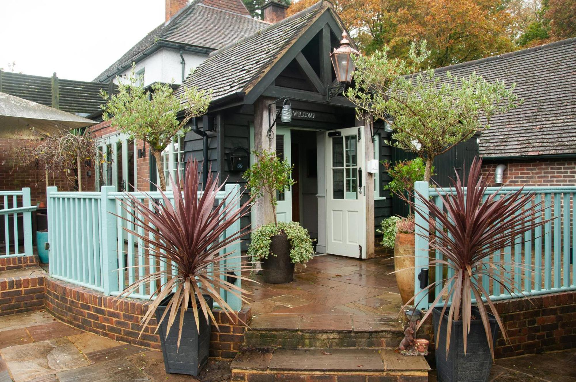 The Cowdray Arms Bed & Breakfast Worth  Bagian luar foto