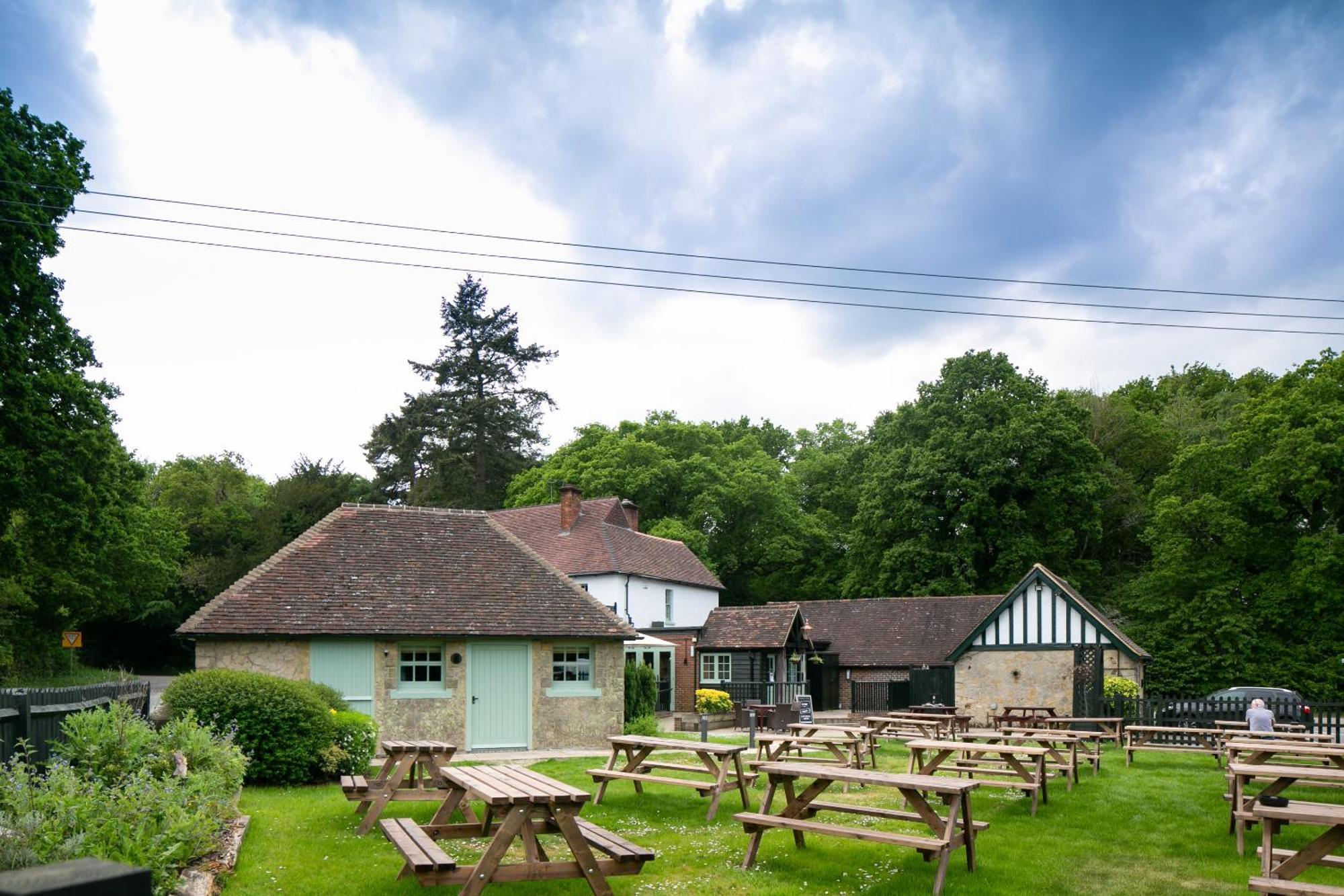 The Cowdray Arms Bed & Breakfast Worth  Bagian luar foto